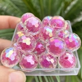 Nahaufnahme von facettierten AB-Perlen mit Aurora-Beschichtung für DIY-Schmuck - 1 Stück/Packung (16mm) / Fuchsia