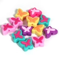 Makroaufnahme bunter Schmetterlingsperlen aus Acryl für DIY-Schmuck und Handwerk - Gemischte Farben Schmetterling / 500 Gramm