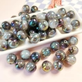 Makroansicht von 16mm Aurora Galaxie Perlen mit schimmerndem Sterneneffekt für DIY Schmuck - Grau