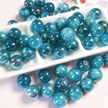 Nahaufnahme der 16mm blauen Perlen mit Crackle-Effekt und Aurora-Beschichtung für DIY - See Blau