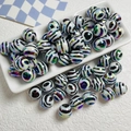 Makroaufnahme von irisierenden Zebra-Rundperlen für DIY-Schmuck und Handyketten - Standard Rund / Schwarz Weiß
