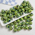 Dettaglio macro di perline a strisce zebrate placcate UV con finitura arcobaleno iridescente - Tondo Standard / Verde