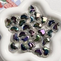Nahaufnahme herzförmiger DIY-Perlen mit irisierendem Aurora-Finish in einer Schale - Herzperle