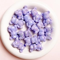 Vista macro di perle di resina a forma di orso viola iridescente per gioielli DIY e catene - Viola Placcato
