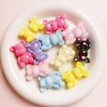 Vista macro di perle a forma di orsetto colorate e luminose per creazione gioielli fai da te - Colori Misti Casuali Galvanizzati