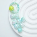 Bague en perles avec rose jaune et perles en acrylique aurore sur support blanc - Vert Lac