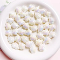 Detailopname van iriserende witte acryl kralen in wolkvorm voor DIY-sieraden maken - Wit