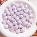 Detailweergave van iriserende lavendel spookkralen voor DIY sieraden en mobiel - Paars