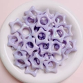 Vista macro di perline acriliche a forma di stella per gioielli fai-da-te e catene - Viola