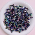 Primo piano di perle acriliche iridescenti a forma di stella per fai-da-te in vassoio - Nero