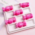 Makro-Detail von leuchtend rosa bonbonförmigen Acrylperlen für DIY-Schmuck - 15x31mm (1 Stück) / Fuchsia