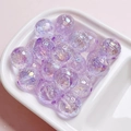 Makroaufnahme violetter schillernder Crackle-Glasperlen für DIY-Schmuckherstellung - 16mm / Helllila