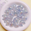 Makro-Detail von schillernden Halbmond-Perlen mit Aurora-Beschichtung für DIY-Schmuck - Hellblau