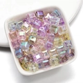 Bunte AB-beschichtete Acryl-Würfelperlen für Schmuck in einer weißen Schale - 8mm / Zufällige Mischfarben