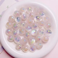 Makroaufnahme von irisierenden runden Acrylperlen mit AB-Beschichtung für DIY-Schmuck - 16mm Durchmesser 3mm Loch / Weiß