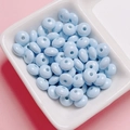 Dettaglio di perline a disco azzurre in acrilico in un vassoio per creazione gioielli - 8mm (Foro 1.5mm) / Blu Chiaro (11)