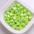Nahaufnahme grüner Acryl-Blumenperlen mit weißer Mitte für DIY-Schmuckherstellung - 10mm (1,2mm Loch) / Grün