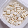 Detail of cream white flower acrylic beads with pink centers in a white bowl - 10mm (1.2mm Hole) / Off-white