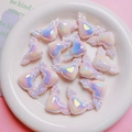Nahaufnahme von Herz-Flügel-Perlen mit Perlmuttglanz in Keramikschale für DIY-Schmuck - Rosa