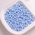 Perles gouttes en acrylique bleu clair 4mm dans un plateau pour bijoux DIY - Diamètre 4mm Trou 1.2mm / Bleu