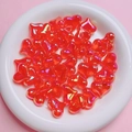 Close-up van rode hartvormige acryl kralen met iriserende coating voor DIY-sieraden - Rood