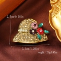 Detailansicht der Strohhut-Brosche mit bunten Strassblumen und Maßen auf Satin - Strohhut Form Brosche (BR1357) / Antikgold Champagner
