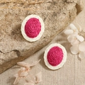 Ovale handgeweven oorbellen in magenta en crème met een rustieke boho-stijl - Ovaal Geweven Stijl / Eco Rozerood KC Goud