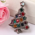 Dettaglio macro della spilla albero di Natale con strass colorati e trama argento vintage - Argento Antico