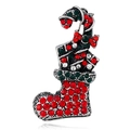 Detail van kerstkous broche met rode strassteentjes en zilverkleurige metalen afwerking - Antiek Zilver Rood + Groen
