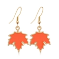 Französische Vintage-Ahornblatt-Ohrringe in hellem Orange mit goldfarbenen Haken - Orange