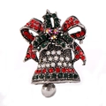 Detalle del broche de campana navideña con pedrería roja y hojas de acebo verdes - Plata Antigua