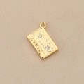 Detalle de colgante de casete vintage con baño de oro de 18k y circonitas blancas pequeñas - Dorado