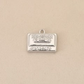 Detalle del colgante de casete de plata vintage con notas musicales y diamantes de imitación - Plateado