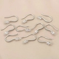 Vista macro de ganchos para pendientes bañados en oro 18K con circonitas para joyas - Plateado