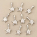 Set de diez colgantes de estrella plateados con circonitas sobre fondo texturizado - Estrella de Plata
