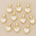 Detalle de diez colgantes de corazón chapados en oro 18k con piedras de circonita clara - Dorado Corazón