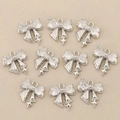 Detalle de diez colgantes de lazo plateados con circonitas para creación de joyas - Estilo 4 Plateado