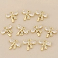 Vista macro de 10 colgantes de lazo dorados con circones para creación de joyas de bricolaje - Estilo 2 Dorado