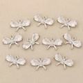 Vista macro de 10 colgantes de mariposa con pedrería brillante para joyería artesanal DIY - Estilo 1 Plateado