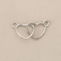 Vista macro de conector de doble corazón plateado con bucles para creación de joyas - Plateado