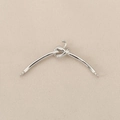 Détail macro d'une barre de connexion à nœud argenté avec deux boucles pour bijoux DIY - Argent