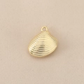 Vue macro détaillée d'un pendentif coquillage doré avec texture ondulée pour bijoux DIY - Or