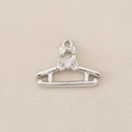 Detailopname van 18K vergulde hanger in hanger-vorm met strikje en glanzende zircon - Zilver