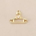 Detail van 18K vergulde hanger in kledinghanger-vorm met strik en zirkoon voor DIY-sieraden - Goud