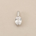 Makroansicht des marquise-förmigen Zirkonia-Anhängers in versilberter Fassung für Schmuck - Silber