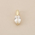 Detail von 18K vergoldetem Kupferanhänger mit ovalem Zirkonia auf beige Stoff - Gold