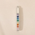 Vue détaillée du pendentif vertical long serti de huit pierres de zircon arc-en-ciel coloré - Argent