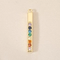 Vue detaillee du pendentif barre verticale plaque or 18 carats avec huit zircons colores - Or