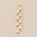 Detalle macro del colgante geométrico chapado en oro 18K con ocho circones rectangulares - Dorado