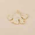 Detailaufnahme des 18K vergoldeten Kimono-Anhängers mit Zirkonia-Besatz auf beigem Stoff - Ginkgoblatt Form / Gold